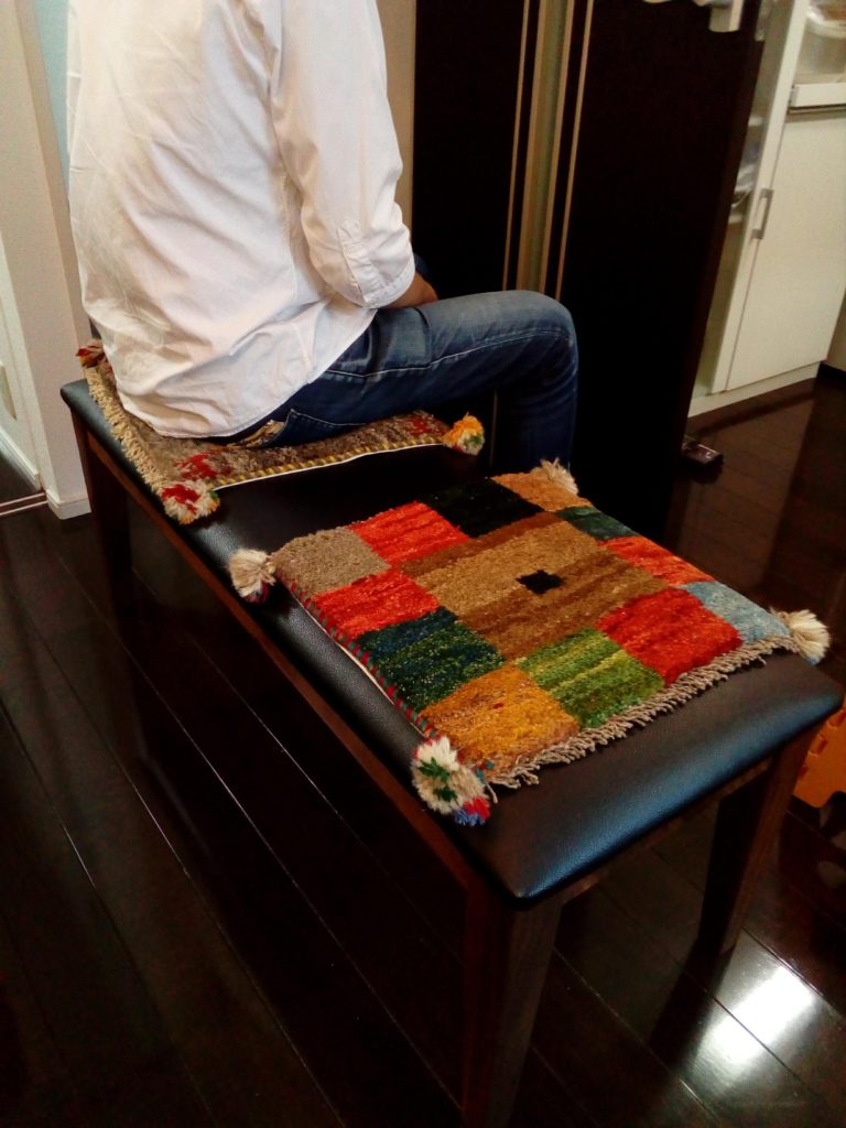 長椅子の上にミニギャッベ